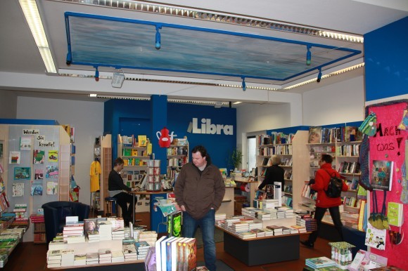 Einen Blick in die Buchhandlung Libra. Einen Blick in die Buchhandlung Libra.